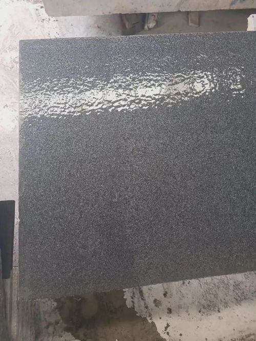 芝麻黑石材加工技术指南 从芝麻黑荔枝面到火烧面与水洗面的工艺解析
